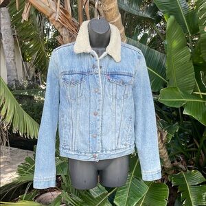 Vintage Levi’s light wash denim Sherpa collar jacket